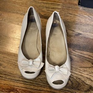 Aerosoles size 9.5 beige wedge heels with a bow
